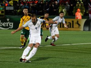 كاين ينبري لتسديد ركلة جزاء فوز إنجلترا على ليتوانيا