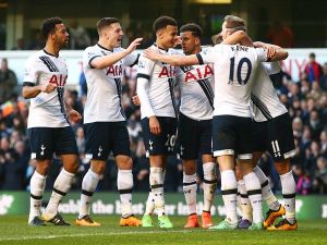 كاين (يمين) يقود سبيرز لفوز جديد