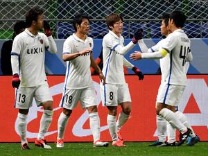 لاعبو كاشيما يحتفلون بالهدف الأول