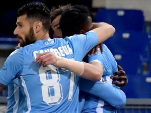 لاعبو لاتسيو يحتفلون بهدف كلوزه (يمين)