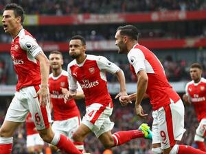 كوسييلني (يسار) يحتفل بهدفه