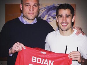 كيركيتش (يمين) يعرض قميصه الجديد