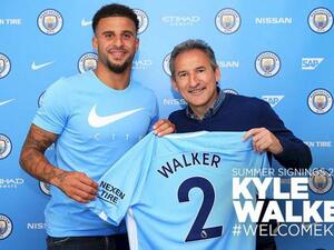 ووكر يرفع قميصه الجديد