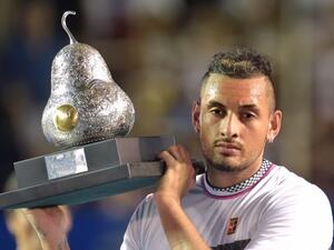 كيرغيوس يرفع كأس البطولة