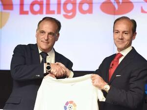 أحد ممثلي بنك سانتاندير (يمين) يصافح تيباس