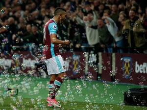 لانزيني يحتفل بهدفه