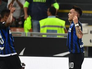 مارتينيز يحتفل بهدفه