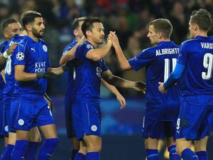 لاعبو ليستر يحتفلون بهدف أوكازاكي (وسط)