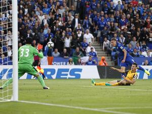 جايمي فاردي يسدد خارج شباك الحارس بيتر تشيك