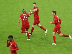 لاعبو بايرن يحتفلون بالهدف الثاني