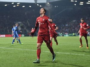 ليفاندوفسكي يحتفل بهدف له خلال المباراة (المصدر: جول)