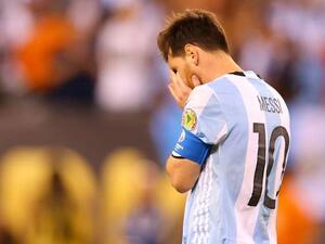 رونالدو يواسي غريمه ميسي في بادرة جميلة