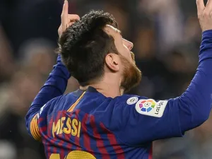 ميسي يقود برشلونة للفوز