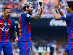سواريز (يمين) وميسي (وسط) يقودان برشلونة للفوز