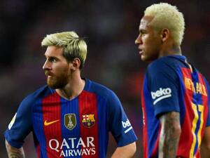 ميسي (يسار) يدافع عن نيمار