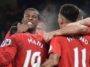 لاعبو ليفربول يحتفلون بهدف واينالدوم (يسار)