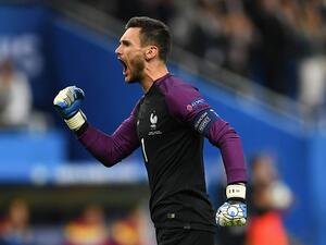 هوغو لوريس حارس مرمى فرنسا يحتفل بالهدف الأول