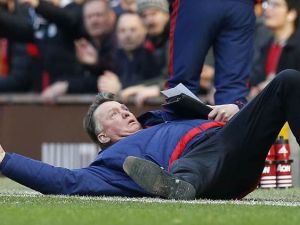 فان خال يسقط على الأرض لإيصال وجهة نظره للحكم الرابع