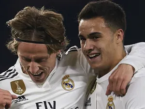 مودريتش (يسار) يحتفل بهدفه