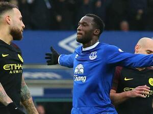 لوكاكو يحتفل بهدفه