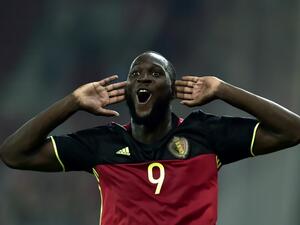 لوكاكو يحتفل بهدفه