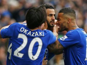 لاعبو ليستر يحتفلون بهدف محرز