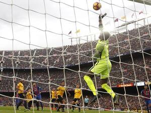 الحارس كاميني يتصدى لإحدى الفرص البرشلونية