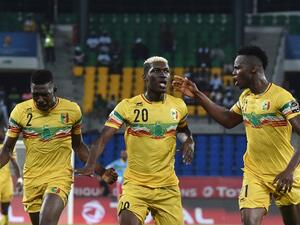 لاعبو مالي يحتفلون بهدفهم