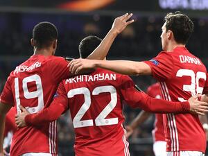 لاعبو يونايتد يحتفلون بهدف مخيتاريان (وسط)