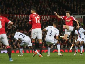 دارميان (الثاني من اليمين) يسدد مسجلاً هدف يونايتد الثاني