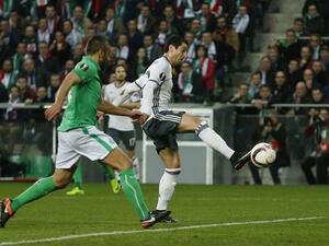 مخيتاريان (يمين) يسجل هدف يونايتد