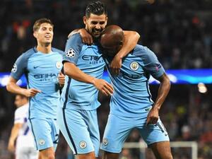 نوليتو (يسار) يحتفل بهدف زميله ديلف (يمين)