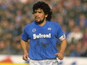 مارادونا بقميص نابولي