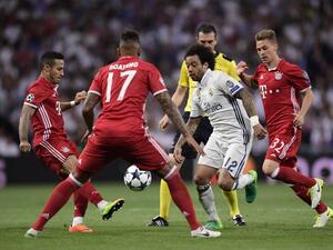 مارسيلو (وسط) يتجاوز مدافعي بايرن في التحرك الذي قاد لتسجيل الهدف الثالث لريال مدريد