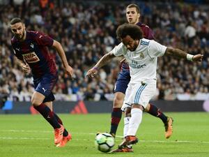 مارسيلو يسدد الكرة التي جاء منها الهدف الثالث