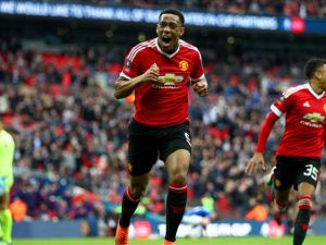 مارسيال يقود الشياطين الحمر للفوز