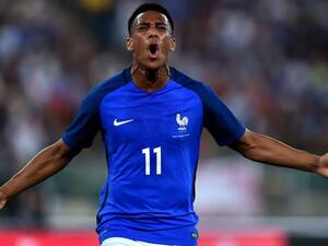 مارسيال يحتفل بهدفه