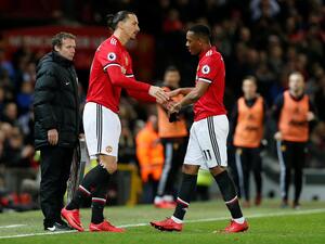 شهدت المواجهة عودة النجم زلاتان إبراهيموفيتش (يسار) الذي تعافى من إصابة خطيرة تعرض لها في الرباط الصليبي في أبريل الماضي