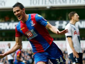 كيلي يحتفل بهدفه