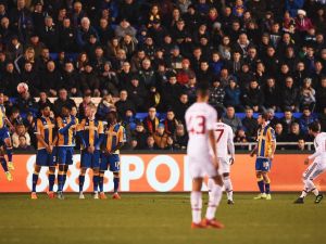 ماتا (يمين) يسجل هدف يونايتد الثاني