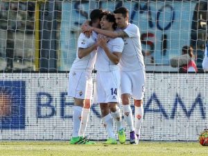 لاعبو فيورنتينا يحتفلون بالهدف الأول