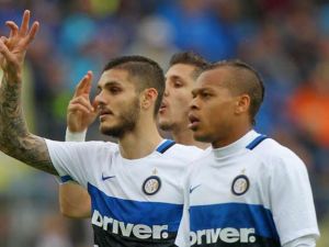 إيكاردي (وسط) يحتفل بهدفه