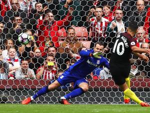 أغويرو يسجل هدف مانشستر سيتي الأول