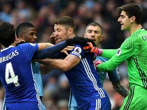 جانب من المشاحنة التي جرت بين لاعبي تشلسي ومانشستر سيتي