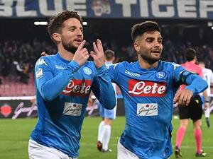 ميرتينز (يسار) وإنسيني يحتفلان خلال المباراة