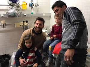 نجما البارسا خلال زيارتهما للمستشفى