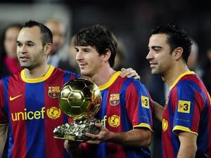 صورة أرشيفية لتشافي (يمين) وميسي (وسط) وأندريس إنييستا