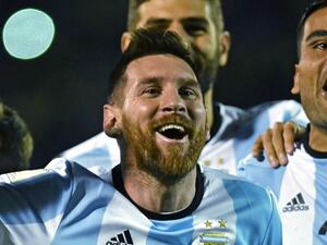 ميسي يحتفل بقيادة الأرجنتين لكأس العالم