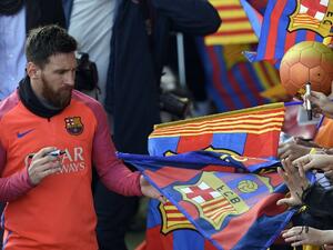 ميسي يوقع لمعجبيه