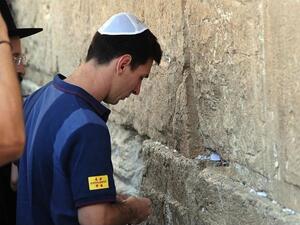 ميسي أمام حائط البراق خلال زيارة سابقة للقدس وهو يرتدي القبعة اليهودية التقليدية